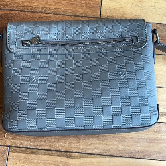 Louis Vuitton grey leather messenger bag - Picture 6 of 16